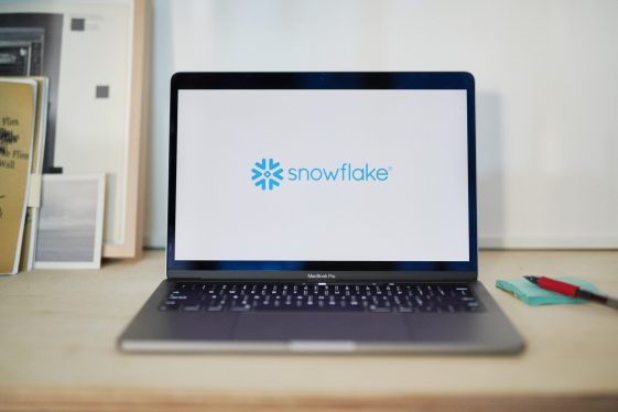 Snowflake se renforce grâce aux prévisions optimistes concernant les ventes de logiciels de données - Burzovnisvet.cz - Actions, bourse, forex, matières premières, IPO, obligations